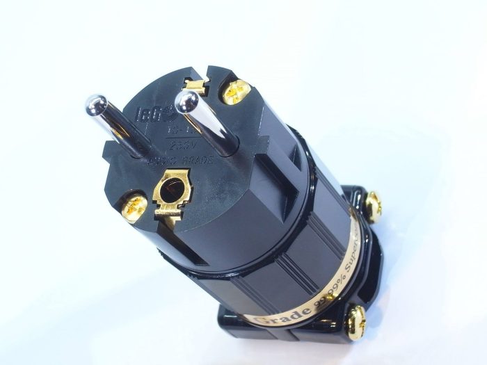 IeGo Schuko plug Ti 2420BK - Image 2