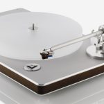 The fully separated motor section incorporates both power supply and regulation, offering two speeds (33 1/3 and 45 rpm), selectable at the touch of a button, with blue LCD display and absolutely precise speed control. Worldwide flexibility means it can operate on power supplies from 110 V to 240 V. The combination of brushed aluminium and bulletproof plywood provides a truly non-resonant chassis.