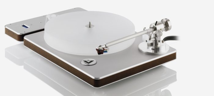 The fully separated motor section incorporates both power supply and regulation, offering two speeds (33 1/3 and 45 rpm), selectable at the touch of a button, with blue LCD display and absolutely precise speed control. Worldwide flexibility means it can operate on power supplies from 110 V to 240 V. The combination of brushed aluminium and bulletproof plywood provides a truly non-resonant chassis.