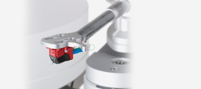 With a total weight of only 6.8g, a Micro HD stylus, rigid boron cantilever and 90-decibel dynamic range, the MC cartridge Clearaudio da Vinci V2 provides all that is required to open up new horizons of sound dynamics and tonal homogeneity. Classic design for contemporary art, which represents the current state of what is possible. The aluminium body of the MC da Vinci V2 is characterised by its extra hard, 30-micron thick ceramic coating that delivers extremely efficient resonance suppression. Its interior is so unique that it has been patented: eight magnets that provide massive focused field density guarantee perfect reproduction of audiophile recordings. The 24-carat gold coils of the MC da Vinci V2 are arranged in circular symmetry. This cartridge is an excellent example of combining cutting-edge research with meticulous craftsmanship to deliver outstanding results.