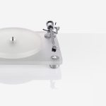 Clearaudio Emotion SE + Satisfy Carbon The Emotion SE package offers a complete solution to the music lover who is looking for superior sound and authentic music reproduction, but without the need for specialist technical help in matching turntable components. This technically improved version of the well-known Emotion turntable is based on a semi-transparent chassis designed to reject harmful resonance. A 28mm-thick acrylic platter is belt-driven by a decoupled synchronous motor. The patented ceramic magnetic bearing (CMB) provides superb speed stability. A resonance-optimised physically separate die cast metal motor housing ensures that motor vibrations cannot harm the sound. This provides maximum speed stability and vibration-free replay of your favourite records from Abba to Zappa, from Beethoven to Schoenberg. Matched with the SATISFY KARDAN CARBON tonearm and a Clearaudio ARTIST V2 moving magnet (MM) cartridge, the Emotion SE succeeds in extracting even the most delicate information stored in the record groove. Even newcomers to the world of high-end audio can now enjoy maximum accuracy of music reproduction and a superior listening experience.