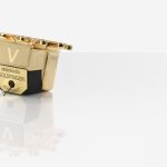 By integrating stronger magnets and a new selection process, the Goldfinger Statement 2.1 sets new standards in sound quality. Its precise reproduction and impressive detail make it an outstanding cartridge for discerning music enthusiasts. The redesign of the cantilever with an optimized angle contributes to improved tracking accuracy. Visually, the Goldfinger Statement V2.1 features a V engraving that underscores its simple elegance and modernity. Another notable change lies in the precision of the new manufacturing process of the gold body, which provides even more geometric stability to the Goldfinger Statement V2.1. This cartridge deserves only the finest recordings of all time. To “feed” the Moving Coil (MC) Goldfinger Statement V2.1 with appropriate music material, clearaudio has established a dedicated music production department specializing in audiophile recordings of all genres. The MC Goldfinger Statement (V1) was the first cartridge with integrated HF shielding. The high sound quality of this world-class cartridge is the result of meticulous detail improvements and fine-tuning of all values. The breakthrough came with the use of a 30% thinner 24-carat gold wire for the coils, a precision-ground gold bracket for securing the magnet block, and a body made of 585 gold – essential core components for the ultimate cartridge masterpiece. A valuable asset that will last for generations. The world-famous Micro-HD diamond ensures the best groove tracking behavior of all time.