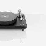 Within a precision-machined chassis comprising a sandwich of aluminium and panzerholz bulletproof wood, 100,000 tiny metal balls eliminate any possibility of harmful resonances. Hidden under a 40mm-thick platter made of resonancedamping POM is a very quiet decoupled DC motor with high torque. With Clearaudio's optical speed control (OSC) and ceramic magnetic bearing (CMB), the Ovation achieves supreme speed stability and redefines the standards in its class. Audio journal 'The Absolute Sound' recognised the Ovation's superior qualities and declared it 'Turntable of the Year'.