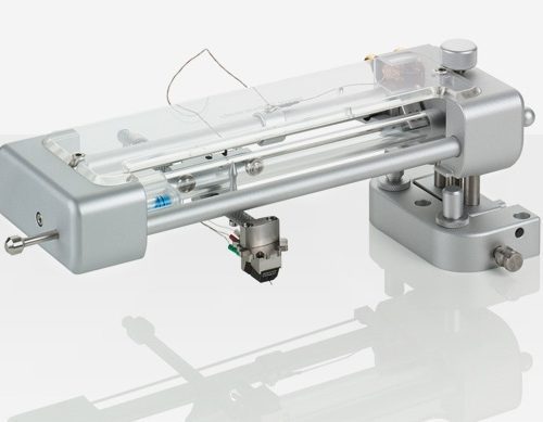 Even the smallest model in the tangential arm series embodies Clearaudio's philosophy of continuously optimizing disc playback. The Clearaudio TT3 is fully mechanically controlled and requires no electrical assistance. This guarantees a flawless music signal without noise. The ultra-smooth bearing provides friction free movement of the head and minimal tuning.