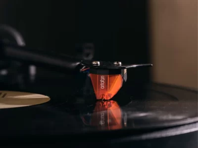 The 2M Bronze is designed to give the music a whole new dimension of precision. Listening to your records with the 2M Bronze is like hearing them for the first time, and you get to fall in love with the songs all over again. That is what hi-fi means to us, and that is what you get with the 2M Bronze.