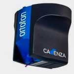 Το μοντέλο Ortofon Cadenza Blue χρησιμοποιεί γραφίδα Nude FG 70 με πολύ λεπτό πρόβολο από ρουμπίνι. Τα πηνία είναι κατασκευασμένα από σύρμα καθαρού ασημιού 6NX (99,9999 %). Μια βελτιωμένη διαδικασία περιέλιξης στον οπλισμό επιτρέπει καλύτερη ισορροπία καναλιού.