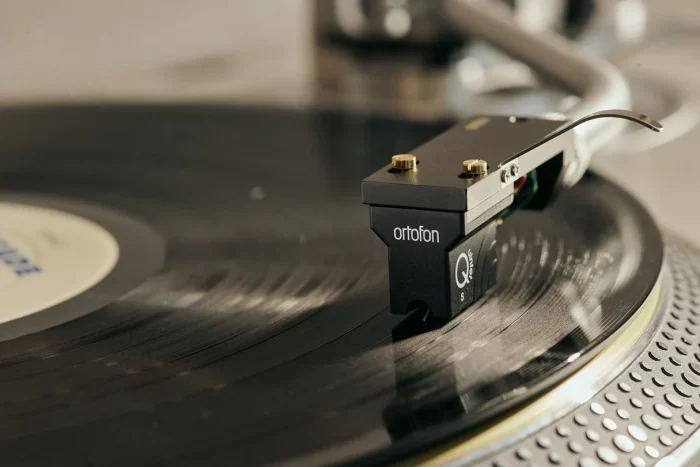 The Ortofon MC Quintet Black S is graced with a Nude Shibata diamond, considered one of the best stylus profiles available, mounted on a high-performance Sapphire cantilever. The Shibata’s slim, highly polished profile allows an exceedingly wide contact area to the walls of the groove and ensures detailed and pure reproduction throughout the spectrum, including even the most high frequency groove information.
