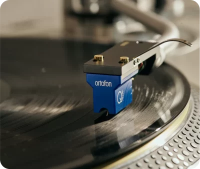 The Ortofon MC Quintet Blue is a very homogeneous cartridge. The Quintet Blue's sound image will tend to more smooth reproduction compared to Quintet Red and moderate dynamic strength compared to Quintet Bronze.It features a Nude Elliptical diamond mounted on an aluminium cantilever. The Quintet Blue will bring more space, depth and detail into the sound and is a very good choice for any kind of music, especially rhythmic.