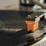 The moving coil cartridge Ortofon MC Quintet Bronze moves into the higher league of the Quintets. The slim profile of its Nude Fine Line diamond stylus will track even the highest frequency information, making it a must for discerning listeners. Additionally its larger footprint ensures reduced distortion and record wear. The sound will be very evenhanded with respect to all aspects. Classical music will be reproduced with power and open space around each of the instruments.