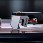 Ortofon MC Verismo. This moving coil head from Ortofon has a 0.2 mV output, Special polished Nude Ortofon Replicant 100 needle and Diamond cantilever and offers top sound quality.