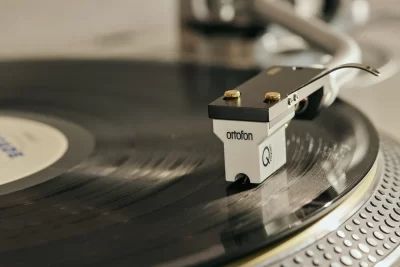 The Ortofon MC Quintet Mono is for playing mono microgroove vinyl records.It features Nude Elliptical r/R 8/18µm stylus that is a good solution for playing mono microgroove vinyl records. The Quintet Mono will track perfectly through even worn and damaged records and ensure the surface noise control.