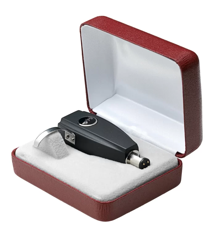 The SPU 1 E and S models are a remarkable embodiment of the classic Moving Coil technology, offering an ideal solution for playing back a wide range of stereo recordings, from the early classics to modern and contemporary pieces, with an outstanding price-to-performance ratio. The SPU #1 E features an elliptical stylus, with a profile providing more detailed sound reproduction and expansive imaging.