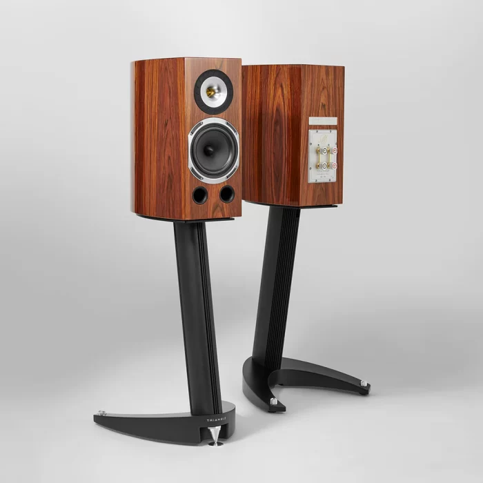 Triangle Magellan Duetto 40th Premium Bookshelf Speaker - Magellan Duetto 40th Liveliness and dynamics are trademarks of TRIANGLE’s sound, and they are packed into this gem, the Duetto, a compact 2-way bookshelf speaker. Superb piece of engineering, its horn-loaded tweeter TZ2900 is equipped with a next generation dome in magnesium alloy. This transducer highlights the finest details of your recordings and brings out the subtlety of the upper harmonics. Its full-range 16 cm midrange/bass driver produces rich bass details. It features a new paper cone that reproduces any vocal register with great neutrality without the slightest coloration. The Duetto speaker offers a really clear sound and puts the music forward. Its elaborate crossover, equipped with high quality components, optimizes the bass and treble phasing for an outstanding transparency.