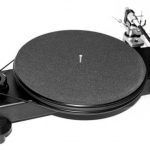 Nottingham Analogue Horizon This turntable comes with our Interspace tonearm. Built onto a 50mm ‘ingot’ style chassis it has a 27mm alloy platter with a black acetal bearing which contains two internal bushes, this aids with the bearing oil circulation and adds stability, creating a lovely smooth running platter. Textured black finish ( colour options and / or gloss finish at extra cost ). After ten years, the Nottingham Analogue company decided to return to the production of the turntable, which made the small manufacture a brand recognized all over the world. This time the Nothingham Horizon turntable goes on sale with the 10-inch Interspace tonearm. The design is still based on an unusual, narrow, but quite thick and stiff chassis, which perfectly damps all vibrations. The device is also distinguished by an excellent plate, which is a cast iron. Cast iron, apart from its large mass, has a very unique feature, namely it is a material that perfectly damps all vibrations and vibrations. These features, as well as an atypical AC synchronous motor, make these turntables stand out with excellent sound resolution and exceptional calmness and culture of presentation. Additionally, the set with the turntable comes with a special anti-vibration base.