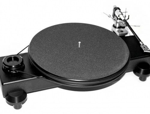 Nottingham Analogue Horizon This turntable comes with our Interspace tonearm. Built onto a 50mm ‘ingot’ style chassis it has a 27mm alloy platter with a black acetal bearing which contains two internal bushes, this aids with the bearing oil circulation and adds stability, creating a lovely smooth running platter. Textured black finish ( colour options and / or gloss finish at extra cost ). After ten years, the Nottingham Analogue company decided to return to the production of the turntable, which made the small manufacture a brand recognized all over the world. This time the Nothingham Horizon turntable goes on sale with the 10-inch Interspace tonearm. The design is still based on an unusual, narrow, but quite thick and stiff chassis, which perfectly damps all vibrations. The device is also distinguished by an excellent plate, which is a cast iron. Cast iron, apart from its large mass, has a very unique feature, namely it is a material that perfectly damps all vibrations and vibrations. These features, as well as an atypical AC synchronous motor, make these turntables stand out with excellent sound resolution and exceptional calmness and culture of presentation. Additionally, the set with the turntable comes with a special anti-vibration base.