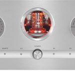 Vincent SV 237 MK How does an unbeatable device get even better? Quite simply you listen to the wishes of the customers. So was the SV 237 SV 237MK. The big change, from the USB input, was at the frequent request of our customers a coaxial and an optical input. These inputs increase everyday practicality and offer even more connection options. The already unique circuit developed with Frank Blöhbaum was not changed. Unter der Leitung von Frank Blöhbaum, u.a. Entwickler der aktuellen Thorens Elektronik sowie der Auto-BIAS-Regelung bei den großen T.A.C. Röhrenverstärkern, wurde das Schaltungskonzept komplett überarbeitet und verbessert. So wurde in der Endstufen-Sektion durch diverse Veränderungen eine Phasenreserve von nahezu 90° erreicht. Diese Phasenreserve sorgt für ein deutlich besseres Einschwingverhaltenan komplexen Lasten (Boxen). Da der Verstärker im normalen Betrieb immer quasi im Zustand des Einschwingens arbeitet – Musik stellt transiente Impulse dar – hört man diese Verbesserungen elementar. Musikalität und Klang sind deutlich besser als beim Vorgänger. Auch schwierigste Boxen können mühelos angetrieben werden. Der Verstärker beherrscht stets die komplexe Last (Box) ohne angestrengt zu klingen. The pre-stage section was equipped in the second stage with 6N1P tubes. The larger voltage levels provide better signal strength. This results in a higher spectral purity of the signal resulting in a further improved fine drawing in the sound. The tube-like musicality is maintained and there is never an analytical cold in the sound. Another advantage of the improved circuit design is a greatly improved signal-to-noise ratio. The result is excellent reproduction quality even on high-efficiency boxes such as the Impuls series from Dynavox: noise was once. Enjoy explosive live performance as a result of excellent momentum. In addition, the volume control was adjusted more sensitive. Thus, the volume can be adjusted more precisely via the remote control.