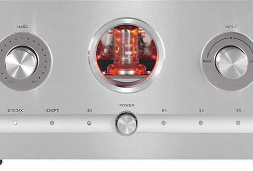 Vincent SV 237 MK How does an unbeatable device get even better? Quite simply you listen to the wishes of the customers. So was the SV 237 SV 237MK. The big change, from the USB input, was at the frequent request of our customers a coaxial and an optical input. These inputs increase everyday practicality and offer even more connection options. The already unique circuit developed with Frank Blöhbaum was not changed. Unter der Leitung von Frank Blöhbaum, u.a. Entwickler der aktuellen Thorens Elektronik sowie der Auto-BIAS-Regelung bei den großen T.A.C. Röhrenverstärkern, wurde das Schaltungskonzept komplett überarbeitet und verbessert. So wurde in der Endstufen-Sektion durch diverse Veränderungen eine Phasenreserve von nahezu 90° erreicht. Diese Phasenreserve sorgt für ein deutlich besseres Einschwingverhaltenan komplexen Lasten (Boxen). Da der Verstärker im normalen Betrieb immer quasi im Zustand des Einschwingens arbeitet – Musik stellt transiente Impulse dar – hört man diese Verbesserungen elementar. Musikalität und Klang sind deutlich besser als beim Vorgänger. Auch schwierigste Boxen können mühelos angetrieben werden. Der Verstärker beherrscht stets die komplexe Last (Box) ohne angestrengt zu klingen. The pre-stage section was equipped in the second stage with 6N1P tubes. The larger voltage levels provide better signal strength. This results in a higher spectral purity of the signal resulting in a further improved fine drawing in the sound. The tube-like musicality is maintained and there is never an analytical cold in the sound. Another advantage of the improved circuit design is a greatly improved signal-to-noise ratio. The result is excellent reproduction quality even on high-efficiency boxes such as the Impuls series from Dynavox: noise was once. Enjoy explosive live performance as a result of excellent momentum. In addition, the volume control was adjusted more sensitive. Thus, the volume can be adjusted more precisely via the remote control.