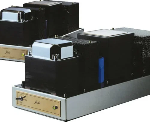 JADIS SE300B Description The SE300B supplies a power of 10W RMS and functions in pure class-A with single-ended mounting (the two tubes are in parallel) with an automatic bias. The two high voltages, driver and power, have vacuum-tube power supplies. The bandwidth (at –3dB) is from 20Hz to 20kHz, without any feedback. The driver stage, powered at 400V, is built around a double-triode 6SN7. The two elements of the tube are mounted in cascade. The output stage is powered at 320V, which allows the tubes to work in the best conditions.