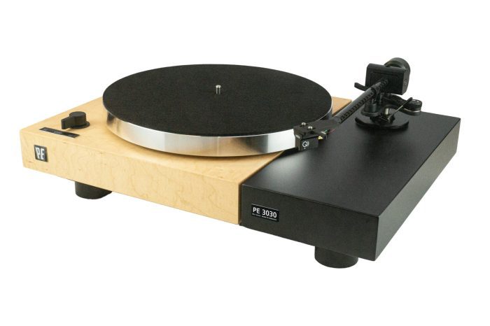 PERPETUUM EBNER PE 3030 Discover an exclusive masterpiece from the Black Forest: The PE 3030 record player from the legendary brand Perpetuum Ebner is the ultimate dream of every music lover. The PE 3030 proudly takes over the tonearm of the flagship model PE 7070 – a reference in the world of high-end audio. The precisely manufactured tonearm is the heart of this marvel and was developed exclusively by Perpetuum Ebner.
