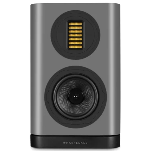 WHARFEDALE EVO 5.1 Η σειρά EVO 5 αντιπροσωπεύει ένα τολμηρό βήμα προς τα εμπρός για τη Wharfedale, αξιοποιώντας όλα όσα έκαναν τη σειρά EVO4 σημείο αναφοράς στις εκθέσεις και πολυβραβευμένη στον χώρο του ήχου. Παράλληλα, ενσωματώνει πολυτελείς σχεδιαστικές αναβαθμίσεις και τεχνική εξέλιξη, ενισχύοντας ακόμη περισσότερο την ελκυστικότητα μιας ηχητικής πρότασης που ξεπερνά τα όρια της κατηγορίας τιμής της. Είτε απευθύνεται σε απαιτητικούς audiophiles που αναζητούν λεπτομερή μουσική έκφραση, είτε σε πιο casual ακροατές που θέλουν καθαρότητα και βάθος, τα ηχεία EVO 5 υπόσχονται μια καθηλωτική εμπειρία υψηλής πιστότητας, αντάξια πολύ ακριβότερων high-end ηχητικών συστημάτων.