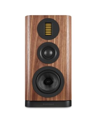 WHARFEDALE EVO 5.2 Η σειρά EVO 5 σηματοδοτεί ένα τολμηρό βήμα προς τα εμπρός για τη Wharfedale, αξιοποιώντας όλα εκείνα τα στοιχεία που καθιέρωσαν τη σειρά EVO4 ως σημείο αναφοράς στις εκθέσεις ήχου και ως μια πολυβραβευμένη οικογένεια ηχείων. Παράλληλα, συνδυάζει πολυτελείς σχεδιαστικές αναβαθμίσεις με τεχνολογική εξέλιξη, ενισχύοντας περαιτέρω την ελκυστικότητα μιας ηχητικής πρότασης που υπερβαίνει τα όρια της κατηγορίας τιμής της. Είτε πρόκειται για απαιτητικούς audiophiles που αναζητούν λεπτομερή και εκφραστική μουσική αναπαραγωγή, είτε για πιο casual ακροατές που επιθυμούν καθαρότητα και βάθος, τα ηχεία EVO 5 υπόσχονται μια καθηλωτική εμπειρία υψηλής πιστότητας, αντάξια πολύ ακριβότερων high-end ηχητικών συστημάτων.