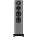 WHARFEDALE EVO 5.3 Η σειρά EVO 5 σηματοδοτεί ένα τολμηρό βήμα προς τα εμπρός για τη Wharfedale, αξιοποιώντας όλα τα στοιχεία που καθιέρωσαν τη σειρά EVO4 ως σημείο αναφοράς στις εκθέσεις ήχου και ως μια πολυβραβευμένη οικογένεια ηχείων. Παράλληλα, συνδυάζει πολυτελείς σχεδιαστικές αναβαθμίσεις με τεχνολογική εξέλιξη, ενισχύοντας ακόμη περισσότερο την ελκυστικότητα μιας ηχητικής πρότασης που υπερβαίνει τα όρια της κατηγορίας τιμής της. Είτε πρόκειται για απαιτητικούς audiophiles που αναζητούν λεπτομερή και εκφραστική μουσική αναπαραγωγή, είτε για πιο casual ακροατές που επιθυμούν καθαρότητα και βάθος, τα ηχεία EVO 5 υπόσχονται μια καθηλωτική εμπειρία υψηλής πιστότητας, αντάξια πολύ ακριβότερων high-end ηχητικών συστημάτων.