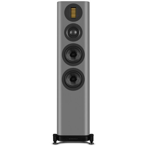 WHARFEDALE EVO 5.3 Η σειρά EVO 5 σηματοδοτεί ένα τολμηρό βήμα προς τα εμπρός για τη Wharfedale, αξιοποιώντας όλα τα στοιχεία που καθιέρωσαν τη σειρά EVO4 ως σημείο αναφοράς στις εκθέσεις ήχου και ως μια πολυβραβευμένη οικογένεια ηχείων. Παράλληλα, συνδυάζει πολυτελείς σχεδιαστικές αναβαθμίσεις με τεχνολογική εξέλιξη, ενισχύοντας ακόμη περισσότερο την ελκυστικότητα μιας ηχητικής πρότασης που υπερβαίνει τα όρια της κατηγορίας τιμής της. Είτε πρόκειται για απαιτητικούς audiophiles που αναζητούν λεπτομερή και εκφραστική μουσική αναπαραγωγή, είτε για πιο casual ακροατές που επιθυμούν καθαρότητα και βάθος, τα ηχεία EVO 5 υπόσχονται μια καθηλωτική εμπειρία υψηλής πιστότητας, αντάξια πολύ ακριβότερων high-end ηχητικών συστημάτων.