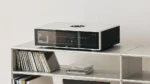HiFi Rose RS151 Μηχανική ήχου "άλλου" επιπέδου Το RS151 βασίζεται στο αναγνωρισμένο RS150B με έναν πλήρως ανασχεδιασμένο πυρήνα ψηφιακής επεξεργασίας για ακόμη μεγαλύτερη καθαρότητα, λεπτομέρεια και μουσικότητα. Τώρα, διαθέτοντας τη μονάδα ROSE DPC™ και ένα αναβαθμισμένο ρολόι Femto, το RS151 μειώνει σημαντικά το jitter, βελτιώνει την ακρίβεια του σήματος και υποστηρίζει upsampling PCM-to DSD512 για μια ακόμη πιο ζωντανή παρουσίαση. Το συμπαγές αλουμινένιο πλαίσιο με ακρίβεια κατεργασίας ελαχιστοποιεί τους κραδασμούς, μεγιστοποιώντας παράλληλα τη θερμική απόδοση, εξασφαλίζοντας άψογη ηχητική απόδοση σε οποιαδήποτε εγκατάσταση.
