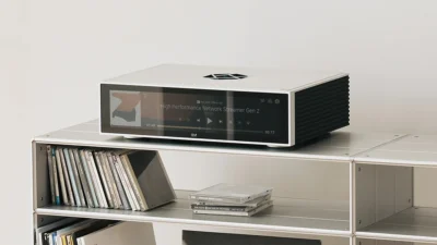 HiFi Rose RS151 Μηχανική ήχου "άλλου" επιπέδου Το RS151 βασίζεται στο αναγνωρισμένο RS150B με έναν πλήρως ανασχεδιασμένο πυρήνα ψηφιακής επεξεργασίας για ακόμη μεγαλύτερη καθαρότητα, λεπτομέρεια και μουσικότητα. Τώρα, διαθέτοντας τη μονάδα ROSE DPC™ και ένα αναβαθμισμένο ρολόι Femto, το RS151 μειώνει σημαντικά το jitter, βελτιώνει την ακρίβεια του σήματος και υποστηρίζει upsampling PCM-to DSD512 για μια ακόμη πιο ζωντανή παρουσίαση. Το συμπαγές αλουμινένιο πλαίσιο με ακρίβεια κατεργασίας ελαχιστοποιεί τους κραδασμούς, μεγιστοποιώντας παράλληλα τη θερμική απόδοση, εξασφαλίζοντας άψογη ηχητική απόδοση σε οποιαδήποτε εγκατάσταση.