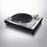 Technics SL-1200GME Master Edition Technics SL-1200GME Master Edition Silver Το Technics SL-1200GME είναι ένα χειροκίνητο πικάπ άμεσης μετάδοσης (direct drive), διαθέσιμο σε δύο εκδόσεις φινιρίσματος: ασημί ως SL-1200GME και μαύρο ως SL-1210GME. Αυτή η περιορισμένη και αριθμημένη έκδοση αποτελεί την κορυφαία έκφραση της θρυλικής σειράς Technics SL-1200. Η έκδοση Master Edition βασίζεται στα θεμέλια του καταξιωμένου SL-1200G, ενσωματώνοντας δέκα χρόνια τεχνολογικής εξέλιξης και βελτιώνοντας ακόμη περισσότερο τις επιδόσεις του.Το SL-1200GME υιοθετεί προηγμένες τεχνολογίες, όπως τη διαμόρφωση σήματος ΔΣ-Drive (Delta Sigma Drive), πλατό τριπλής στρώσης, αποκλειστικής σχεδίασης σασί και μονωτικά πέλματα με υλικό αGEL.