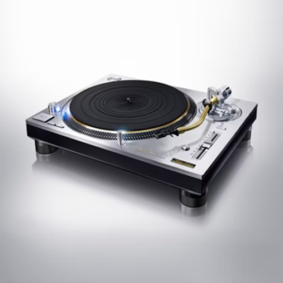 Technics SL-1200GME Master EditionTechnics SL-1200GME Master Edition Silver
Το Technics SL-1200GME είναι ένα χειροκίνητο πικάπ άμεσης μετάδοσης (direct drive), διαθέσιμο σε δύο εκδόσεις φινιρίσματος: ασημί ως SL-1200GME και μαύρο ως SL-1210GME. Αυτή η περιορισμένη και αριθμημένη έκδοση αποτελεί την κορυφαία έκφραση της θρυλικής σειράς Technics SL-1200. Η έκδοση Master Edition βασίζεται στα θεμέλια του καταξιωμένου SL-1200G, ενσωματώνοντας δέκα χρόνια τεχνολογικής εξέλιξης και βελτιώνοντας ακόμη περισσότερο τις επιδόσεις του.Το SL-1200GME υιοθετεί προηγμένες τεχνολογίες, όπως τη διαμόρφωση σήματος ΔΣ-Drive (Delta Sigma Drive), πλατό τριπλής στρώσης, αποκλειστικής σχεδίασης σασί και μονωτικά πέλματα με υλικό αGEL.