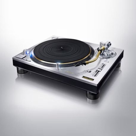 Technics SL-1200GME Master Edition Technics SL-1200GME Master Edition Silver Το Technics SL-1200GME είναι ένα χειροκίνητο πικάπ άμεσης μετάδοσης (direct drive), διαθέσιμο σε δύο εκδόσεις φινιρίσματος: ασημί ως SL-1200GME και μαύρο ως SL-1210GME. Αυτή η περιορισμένη και αριθμημένη έκδοση αποτελεί την κορυφαία έκφραση της θρυλικής σειράς Technics SL-1200. Η έκδοση Master Edition βασίζεται στα θεμέλια του καταξιωμένου SL-1200G, ενσωματώνοντας δέκα χρόνια τεχνολογικής εξέλιξης και βελτιώνοντας ακόμη περισσότερο τις επιδόσεις του.Το SL-1200GME υιοθετεί προηγμένες τεχνολογίες, όπως τη διαμόρφωση σήματος ΔΣ-Drive (Delta Sigma Drive), πλατό τριπλής στρώσης, αποκλειστικής σχεδίασης σασί και μονωτικά πέλματα με υλικό αGEL.