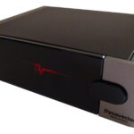 Dynavector P-75 MkIV Dynavector P-75 MkIV MM - MC Ο Dynavector P-75 MkIV ειναι προενισχυτης Phono MM/MC, με διαθέσιμες όλες τις απαραίτητες ρυθμίσεις. Το Dynavector P75 MkIV αποτελεί την πιο πρόσφατη εξέλιξη ενός θρυλικού phono stage, το οποίο έχει κερδίσει την εμπιστοσύνη των audiophiles σε όλο τον κόσμο. Με το κομψό και συμπαγές σασί του από βουρτσισμένο αλουμίνιο και την πρόσοψη από γυαλί, συνδυάζει την αισθητική αρτιότητα με κορυφαία ποιότητα κατασκευής.